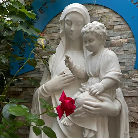 게스트하우스 La Sainte Famille 3*