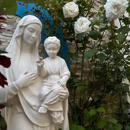 La Sainte Famille Гостевой дом