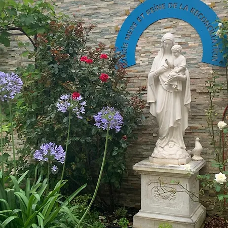 La Sainte Famille 게스트하우스 3*