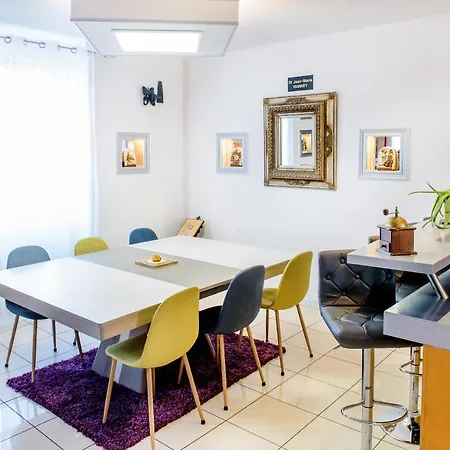 招待所 La Sainte Famille 4*