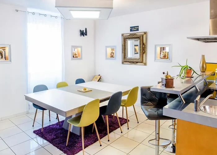 게스트하우스 La Sainte Famille 3*